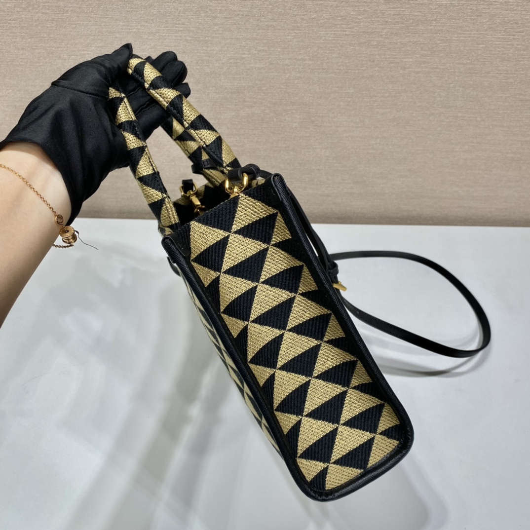 Pra*a small tote in saffiano leather 1ba354-28*22*9cm