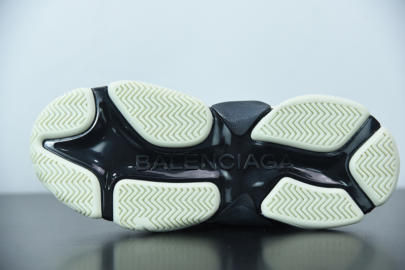 Ba*len*cia*ga triple s