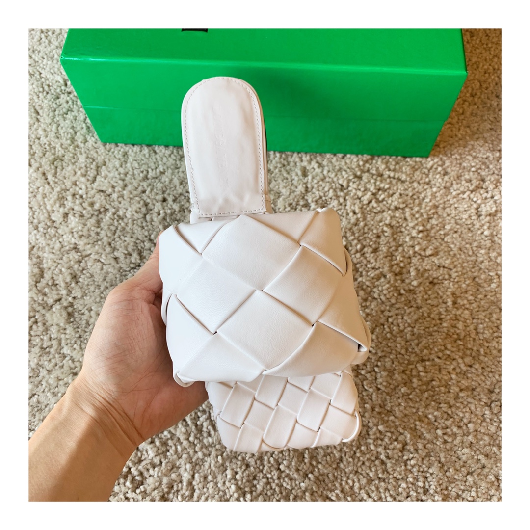 bo*te*ga Ve*ne*ta sandals