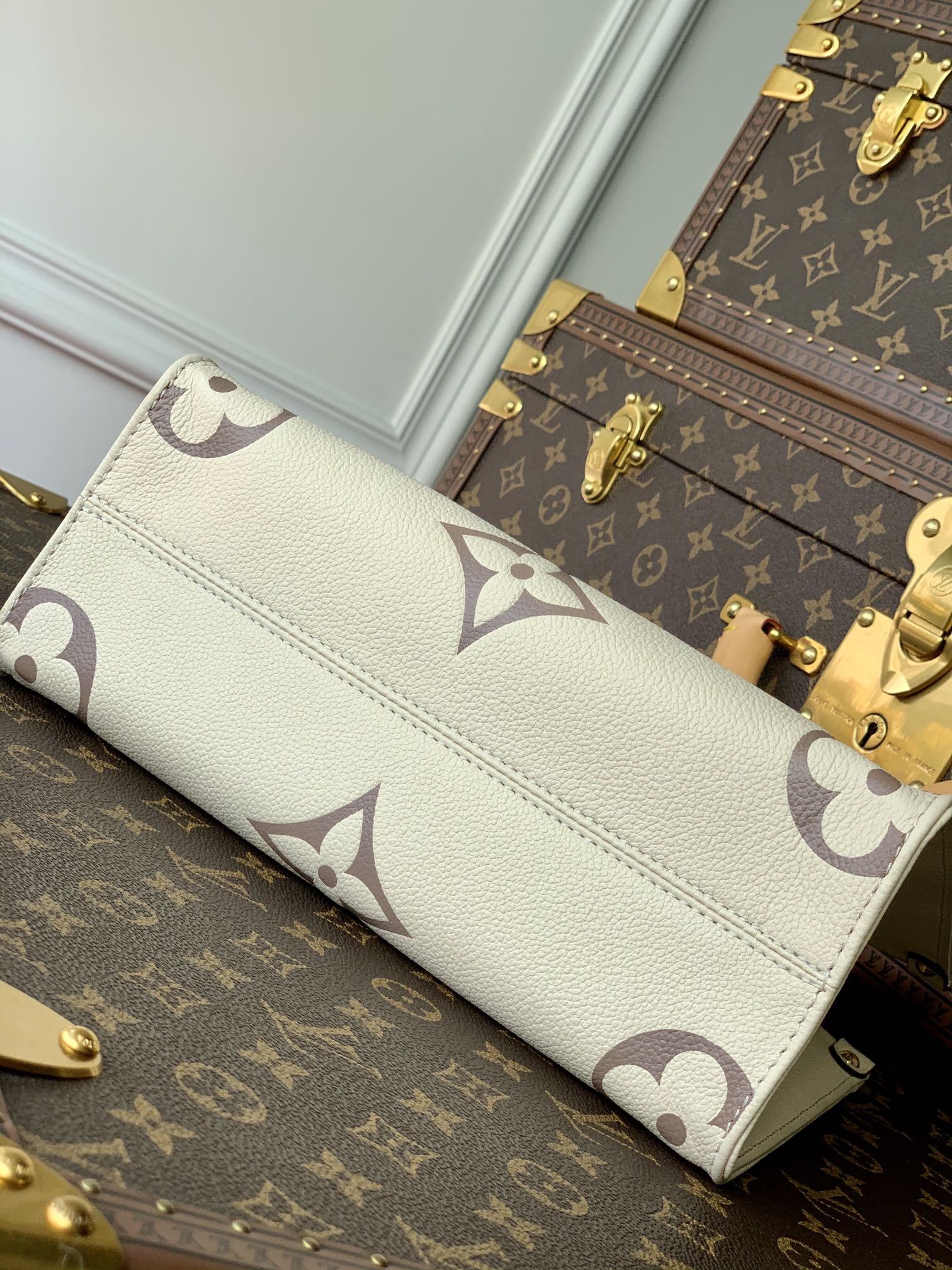 l0*is V*t0n onthego handbag-28*11*19cm