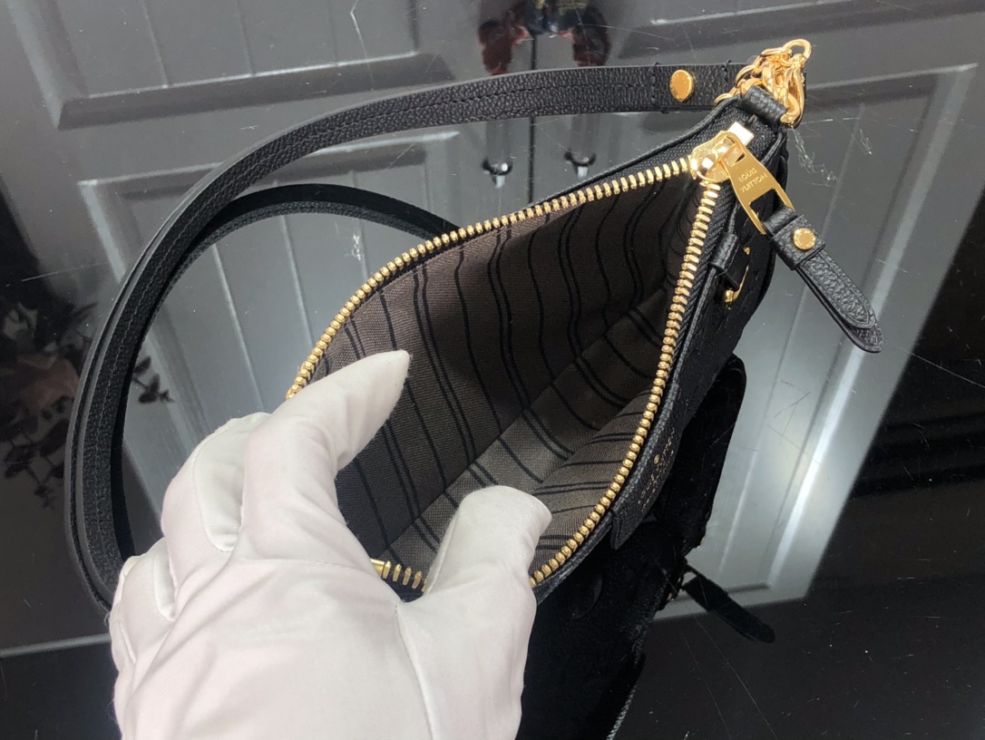 l0*is V*t0n easy pouch on strap-19x11.5x3cm