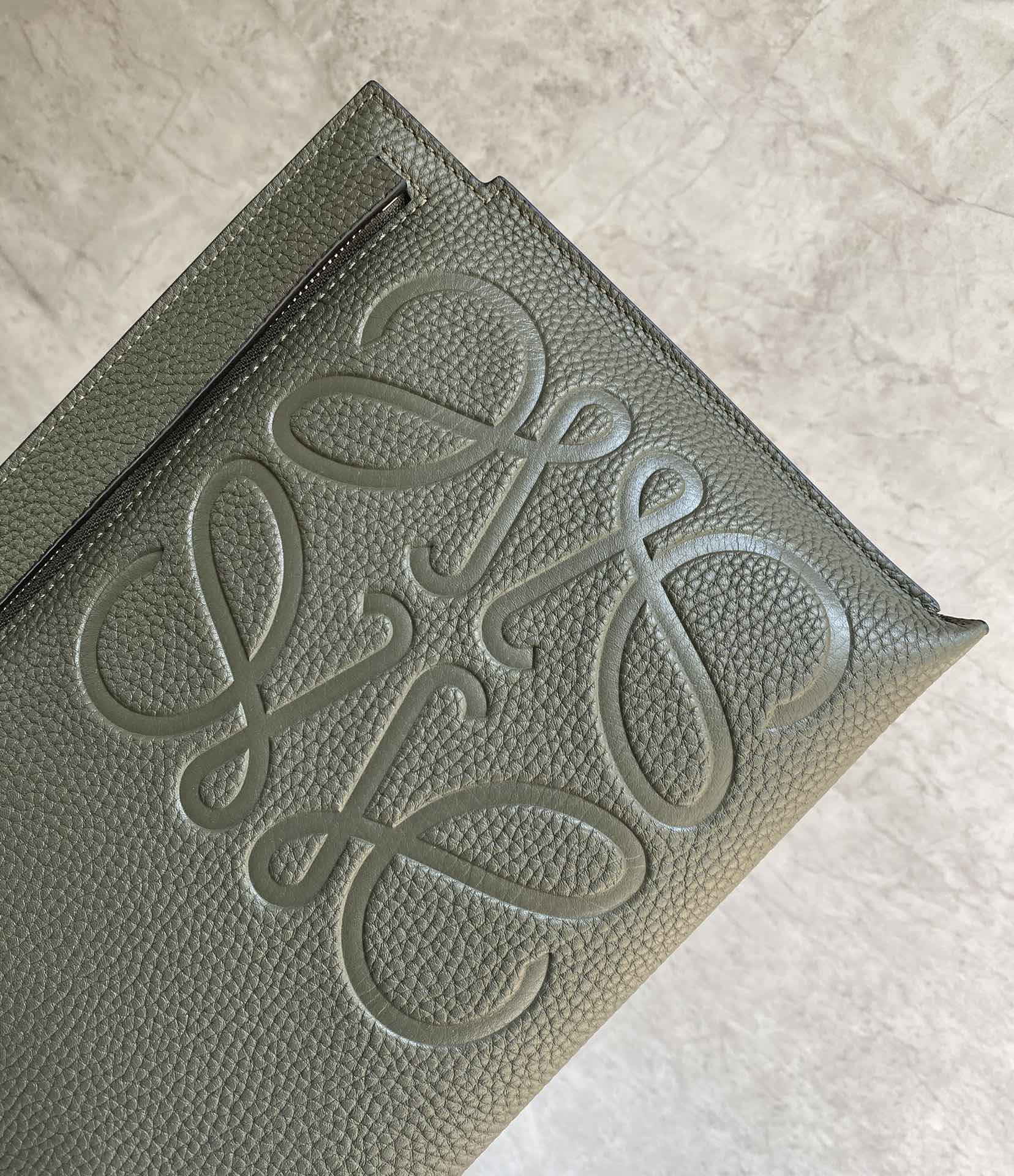 L0ew* pouch-29.5*20cm