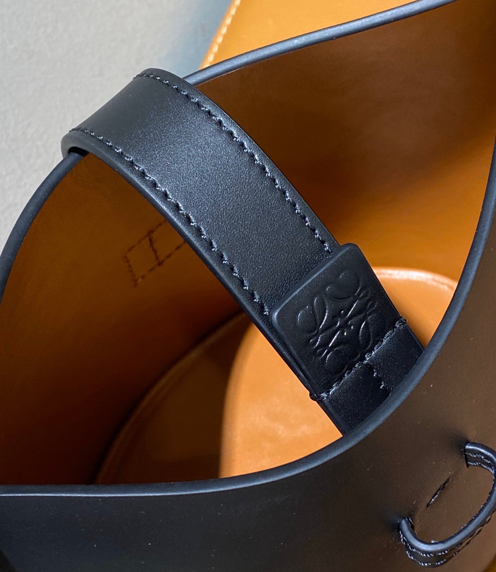 L0ew* moulded bucket bag-24*16*12cm