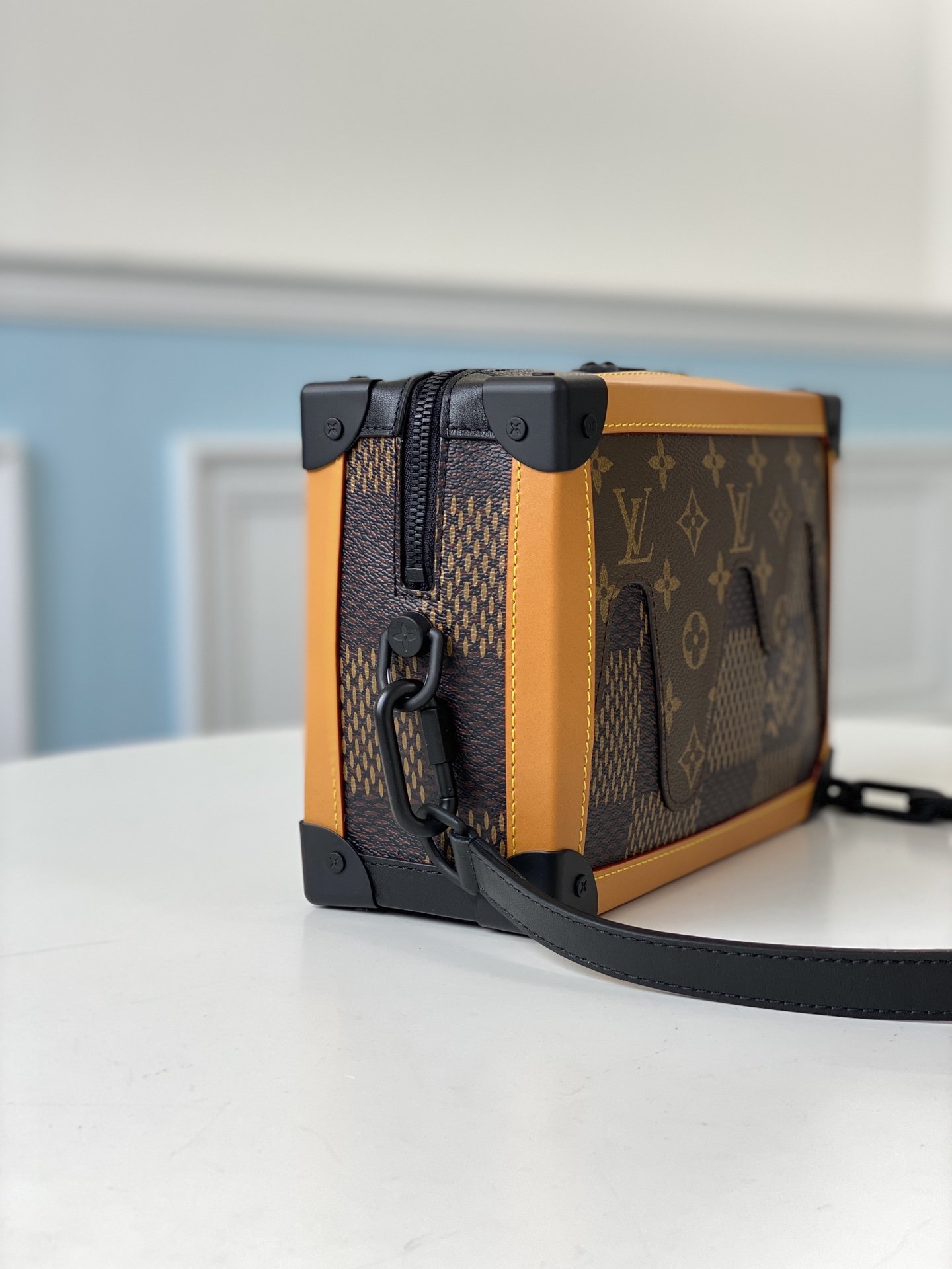 l0*is V*t0n soft trunk-25x17x9.5m