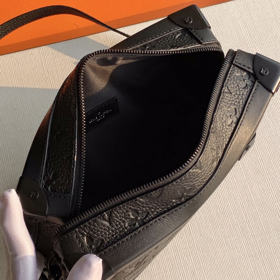 l0*is V*t0n soft trunk-25x17x9.5m