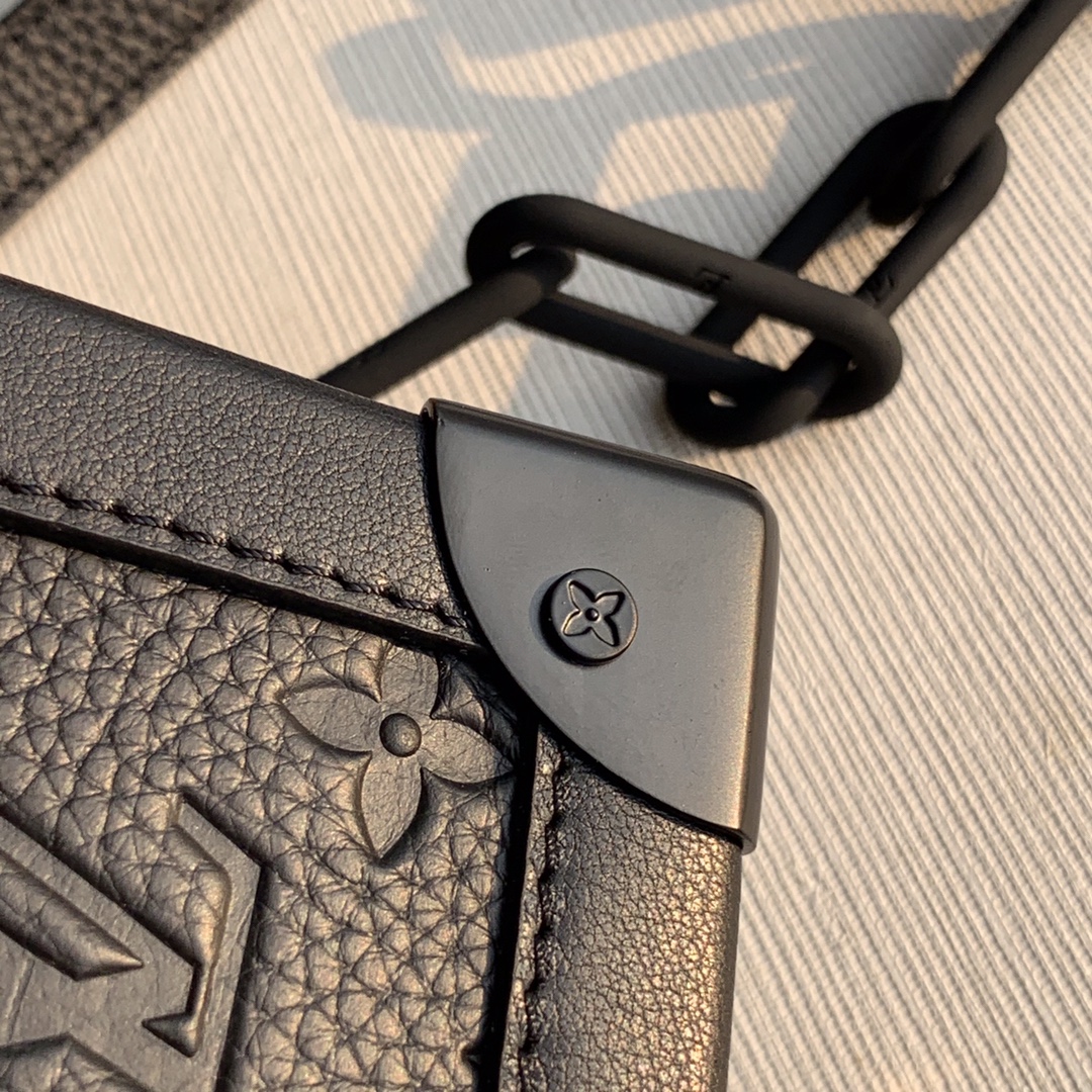 l0*is V*t0n soft trunk-25x17x9.5m