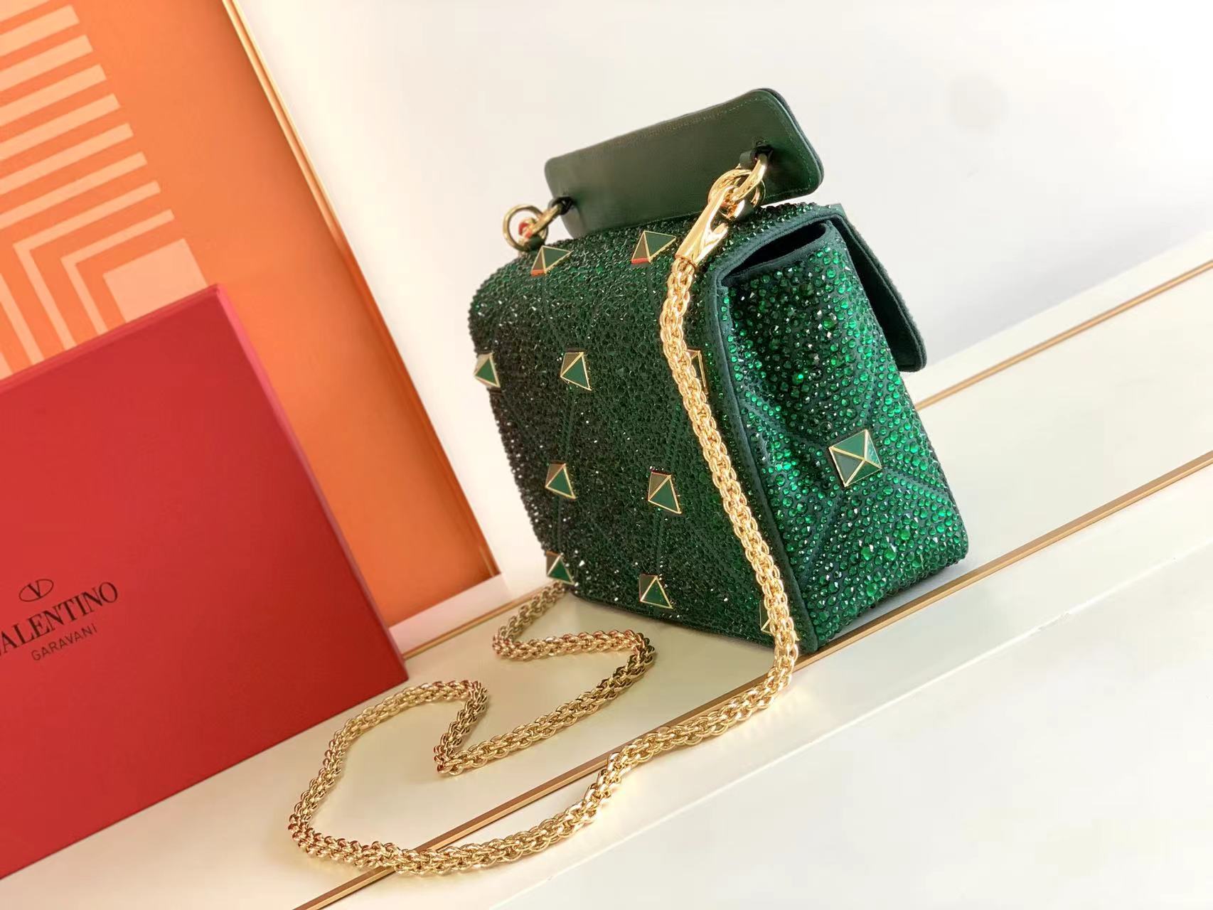 Va1e*ntin0 roman stud the soulder bag in nappa with chain-26x16x8cm