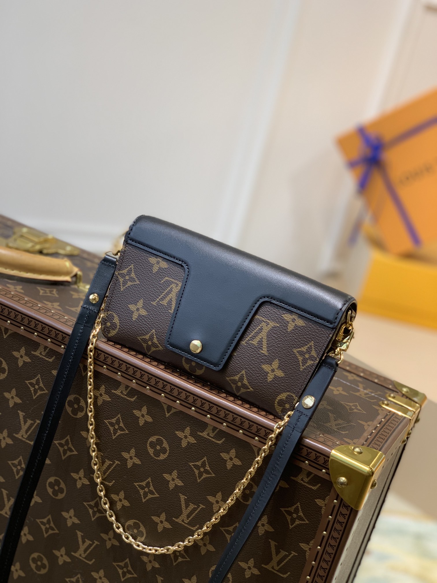 l0*is V*t0n padlock on strap-19x11×3cm