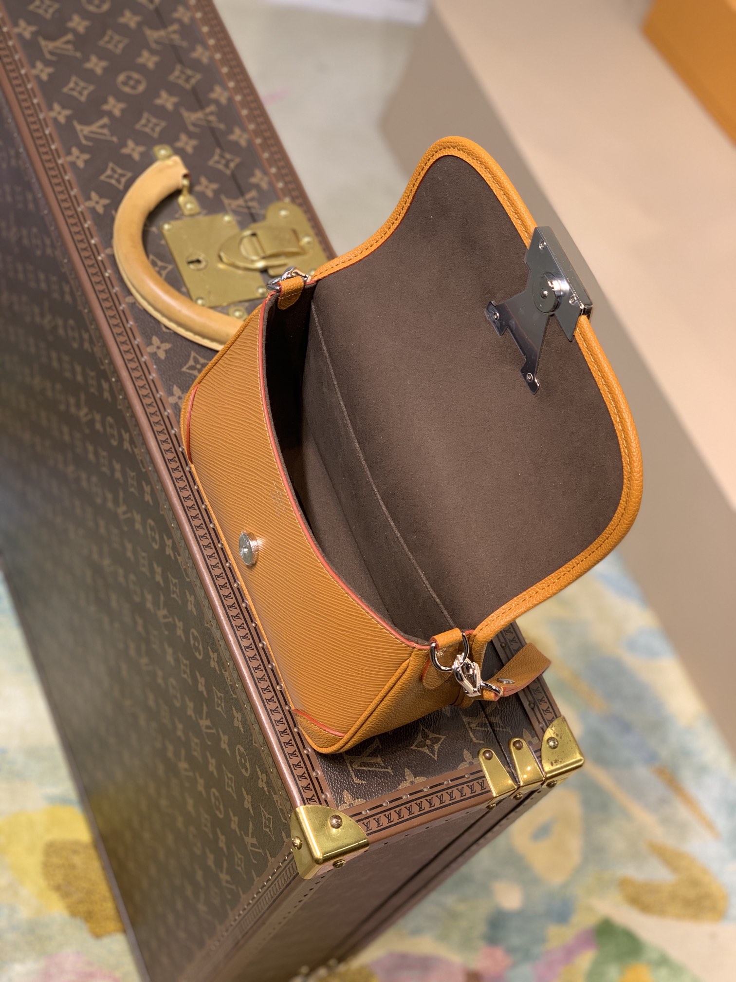 l0*is V*t0n buci handbag-24.5 x 15.5 x 9cm