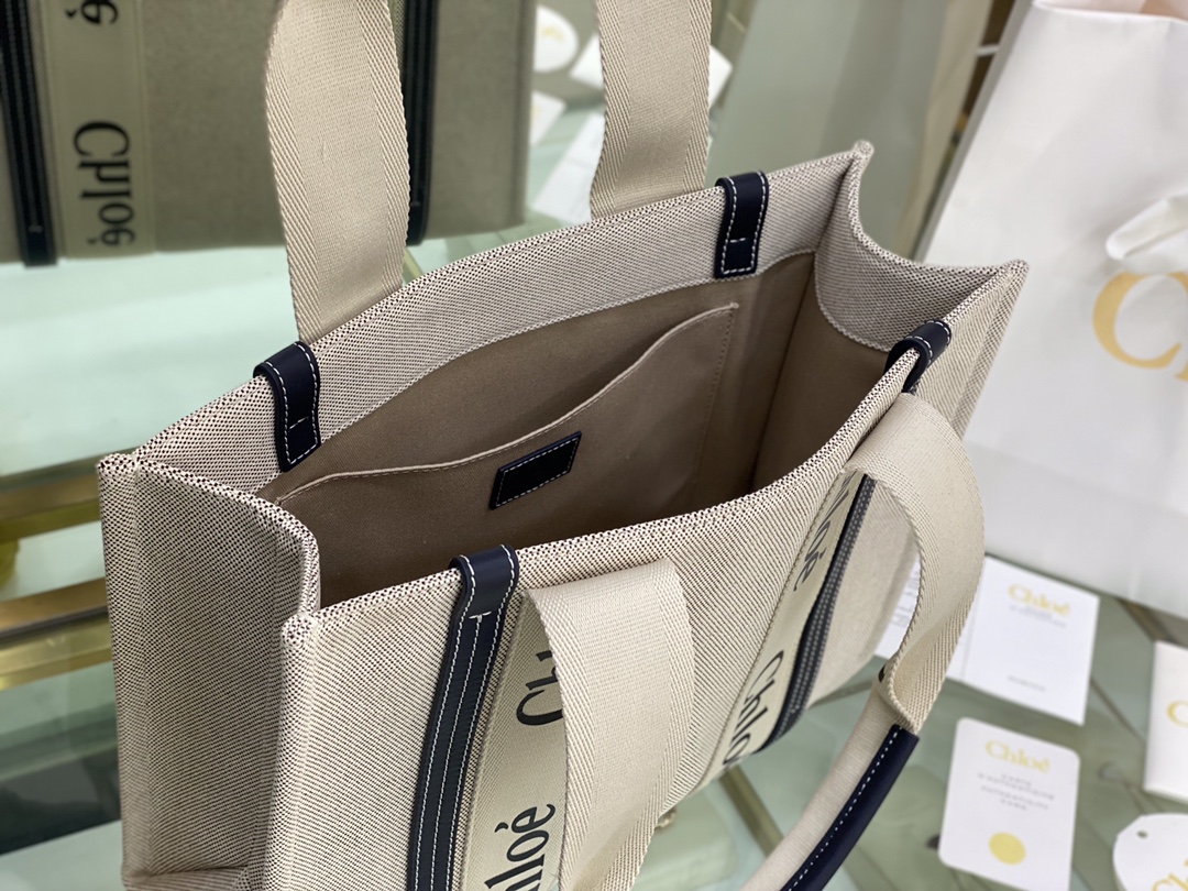 Ch10e woody tote bag