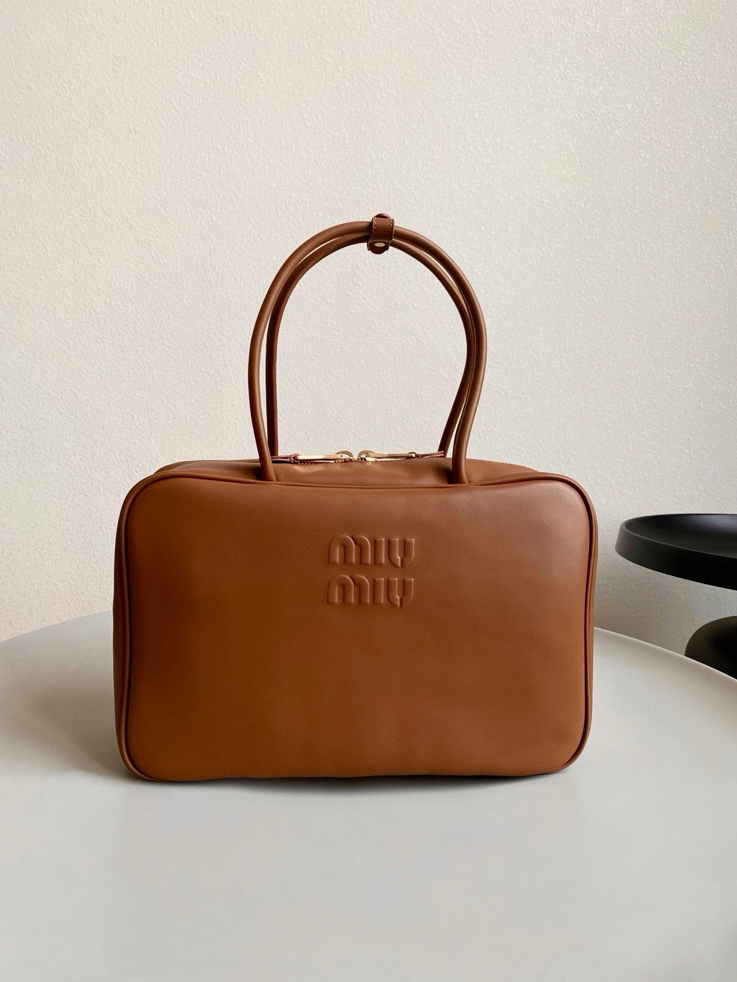 M*um*u leather top handbag-34x23x12cm