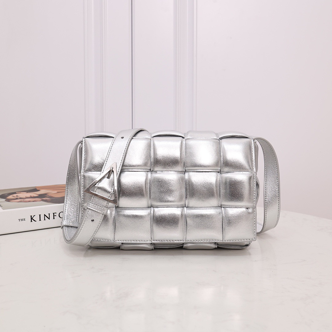 bo*te*ga Ve*ne*ta padded cassette bag-26*18*8cm