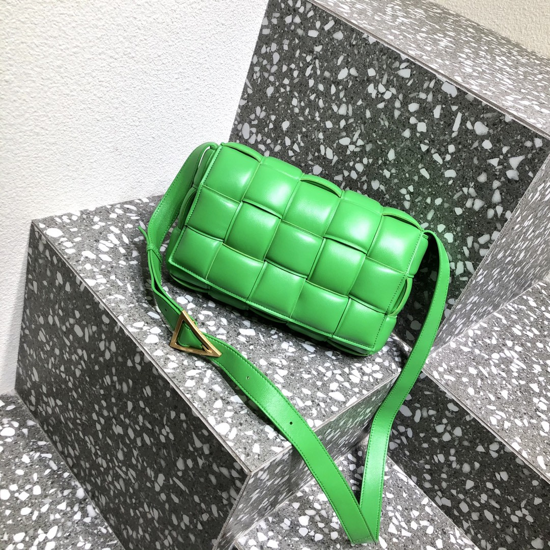 bo*te*ga Ve*ne*ta padded cassette bag-26*18*8cm