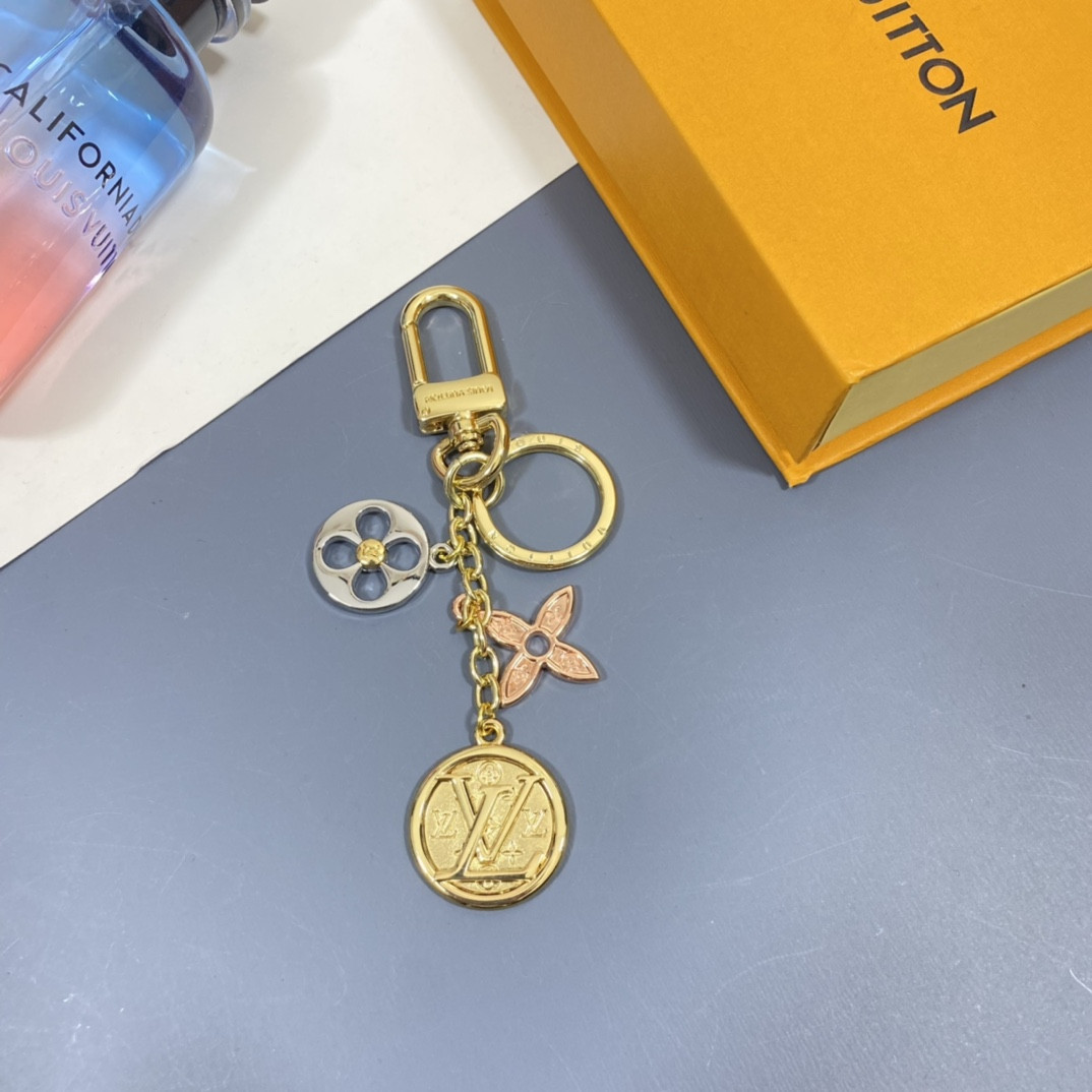 l0*is V*t0n bag charm