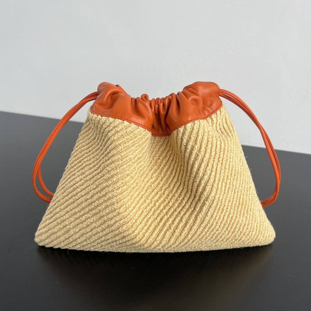 b0tt*ga Ven*ta® women''s bucket in natural/burned orange.-32x23cm