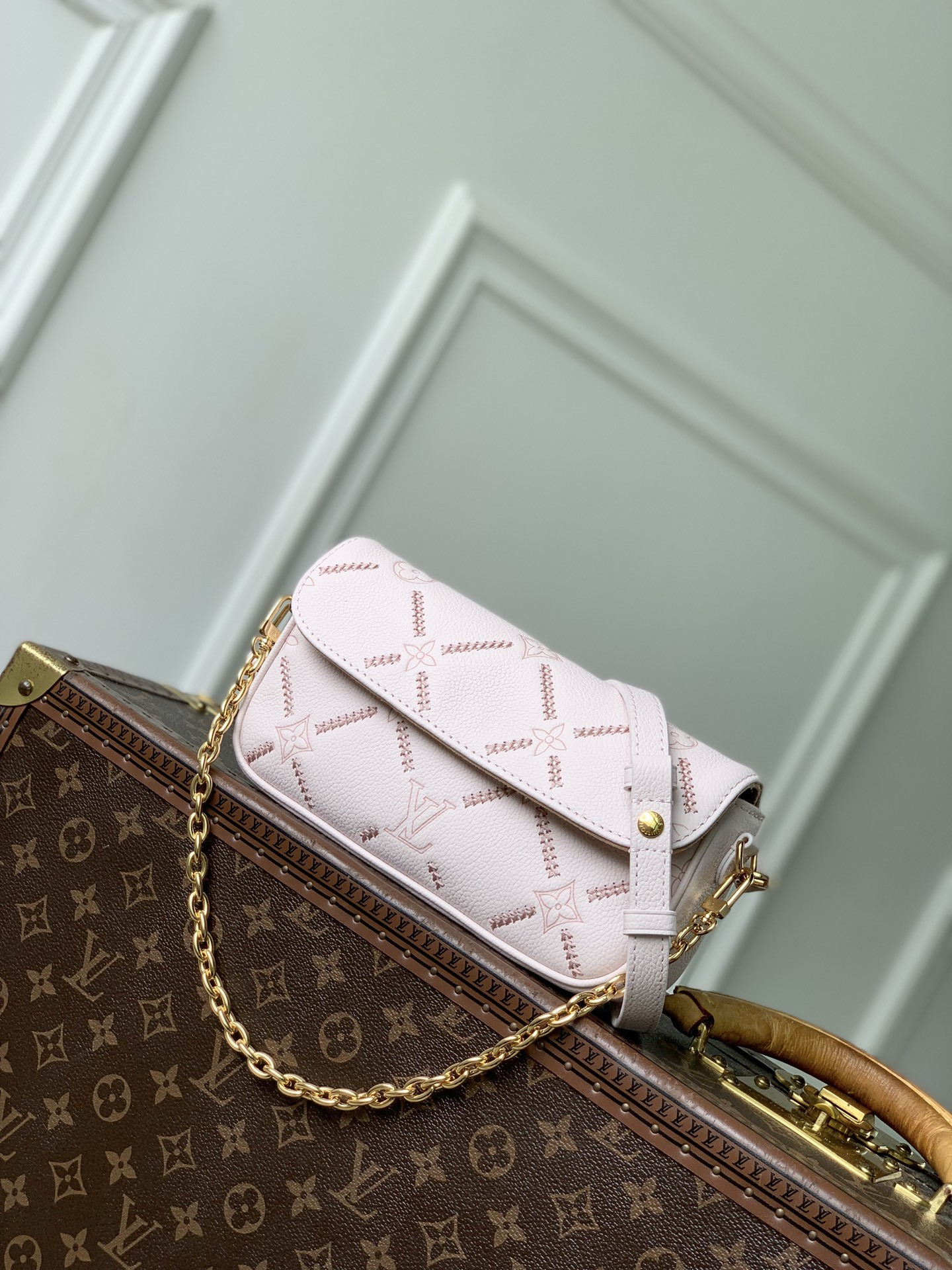 L0vis Vvtt0n Wallet on Chain Ivy-M29502-23.5 x 12 x 4.3CM