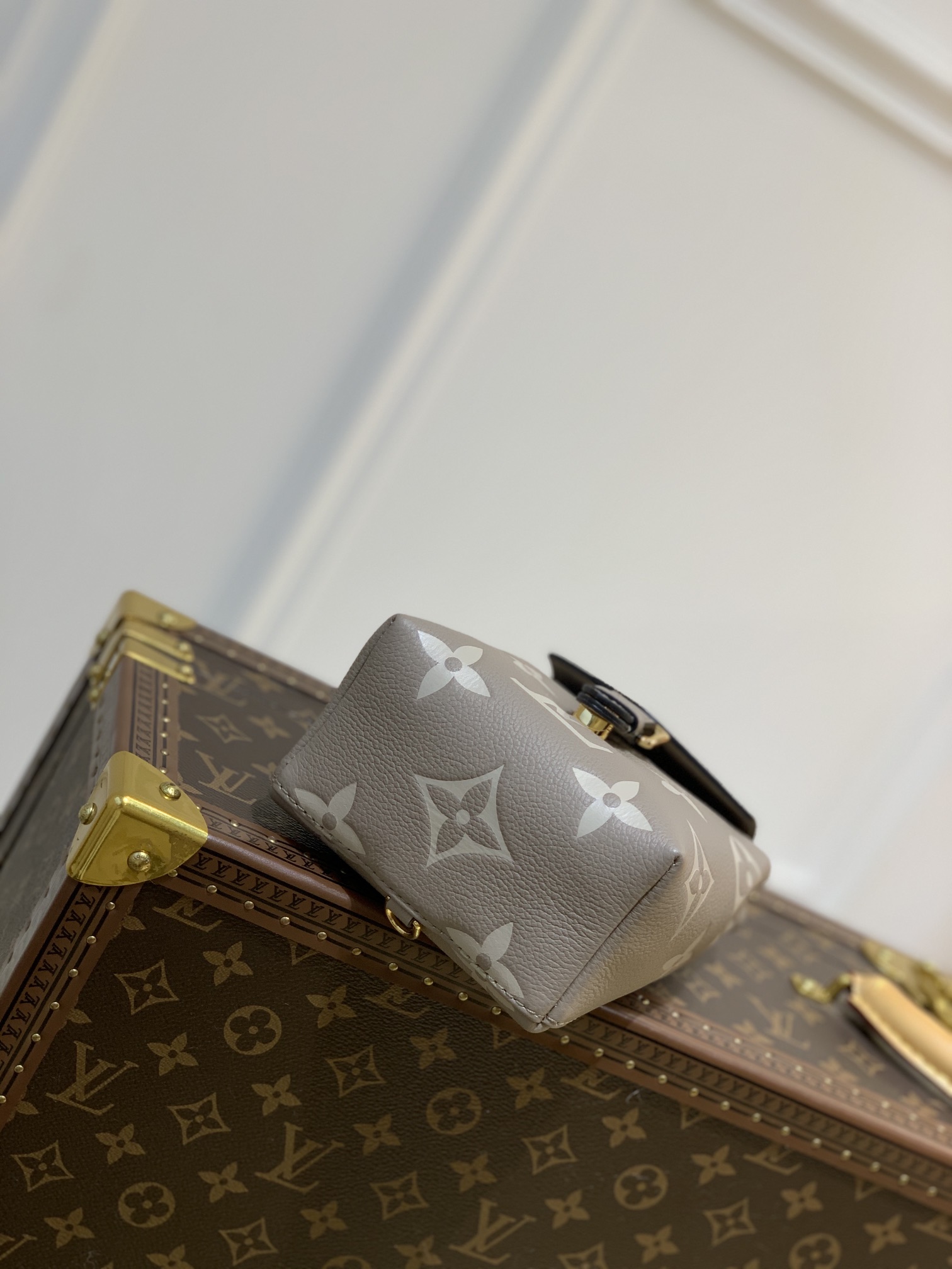 l0*is V*t0n by the pool backpack m80738-13*19*8cm