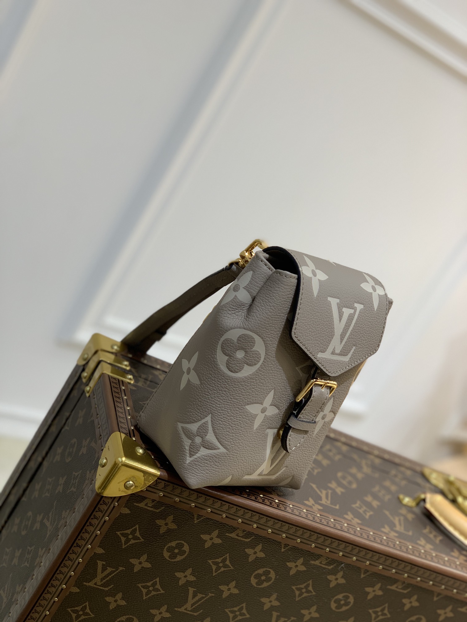 l0*is V*t0n by the pool backpack m80738-13*19*8cm