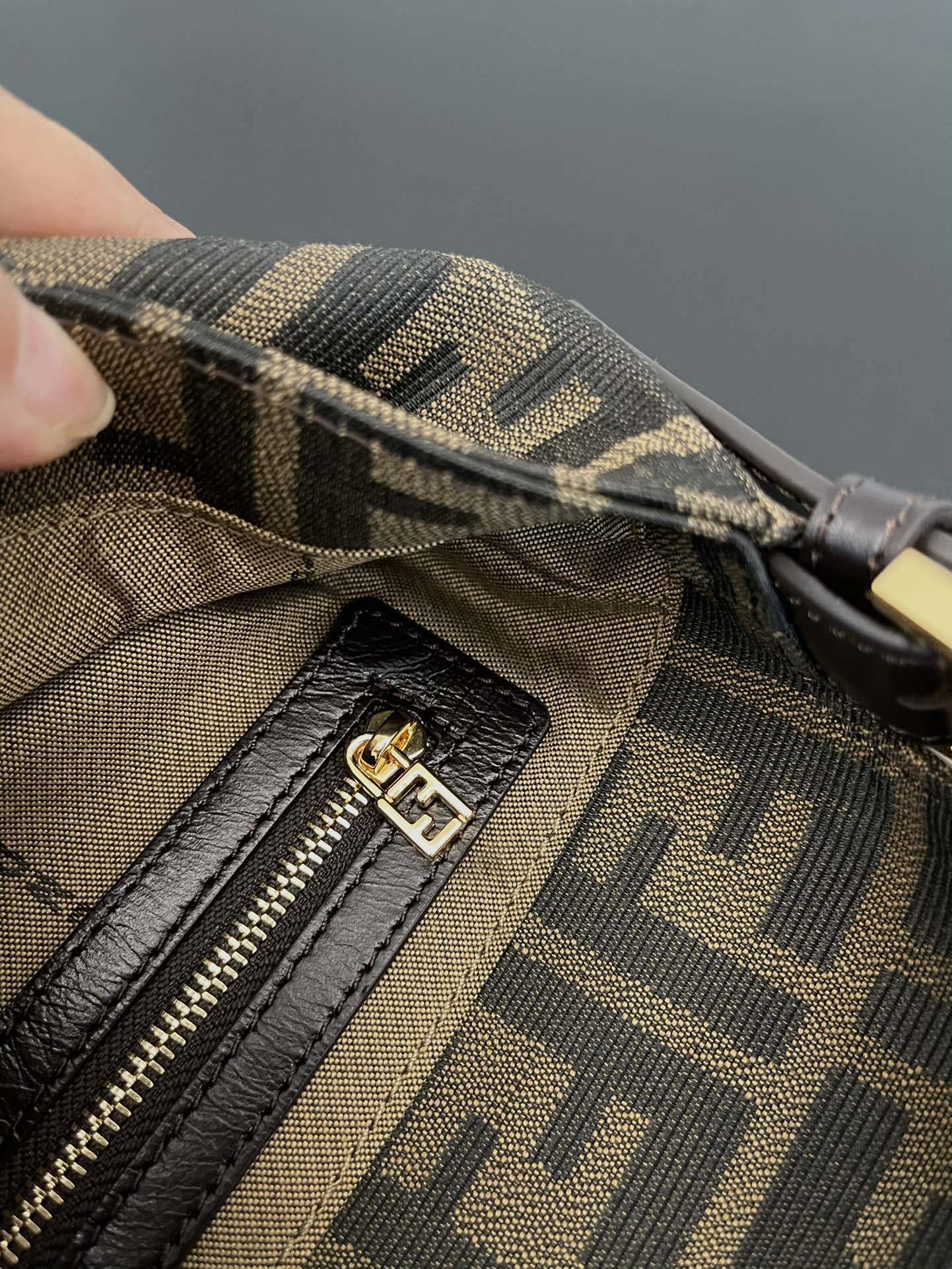 F**di medium baguette bag-26x15x4cm