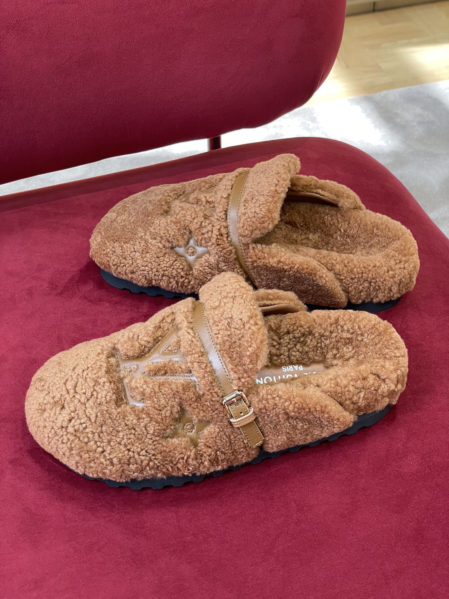 l0*is V*t0n winter break comfert sandals