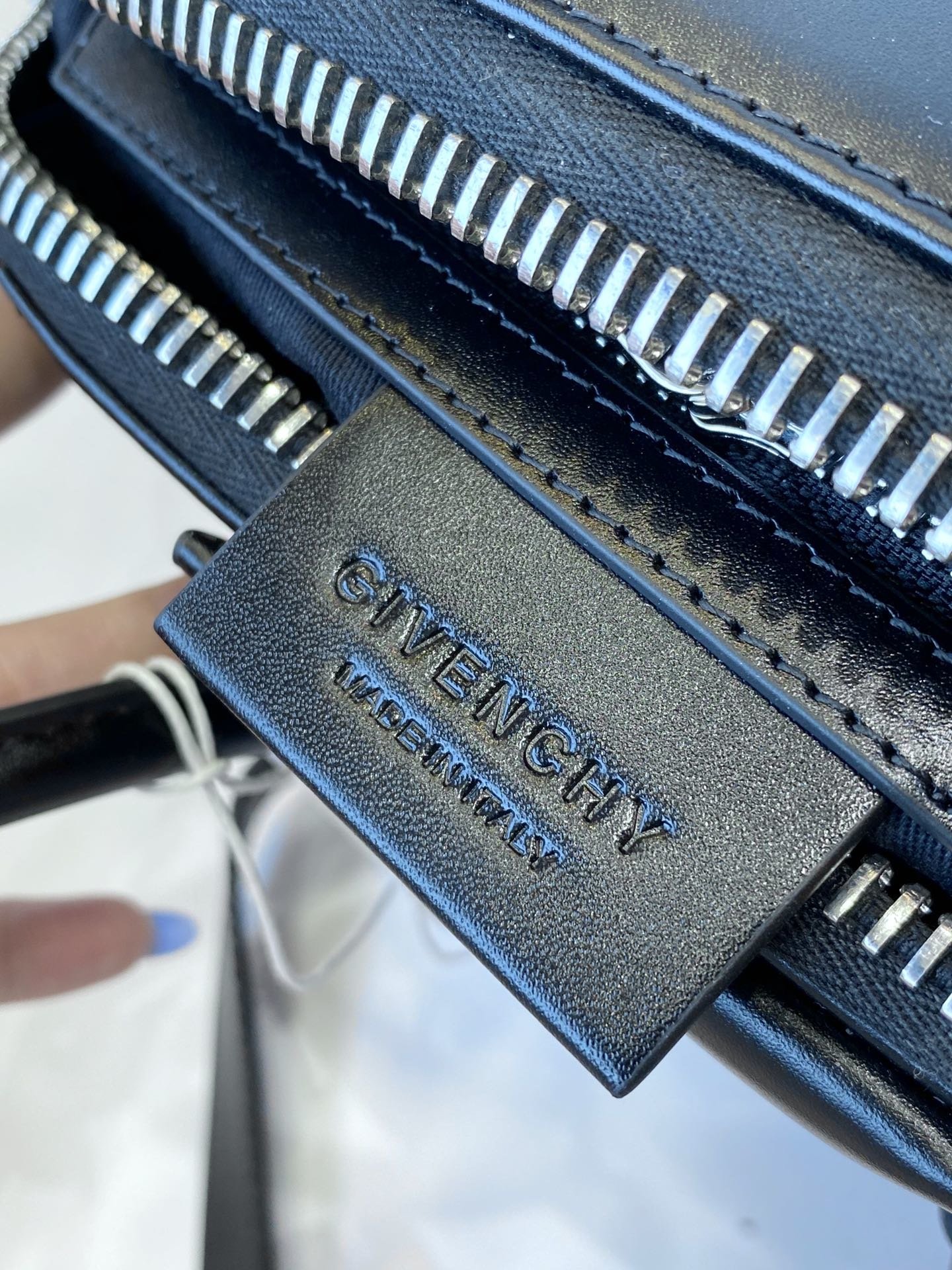 G1uenchy antigona tote