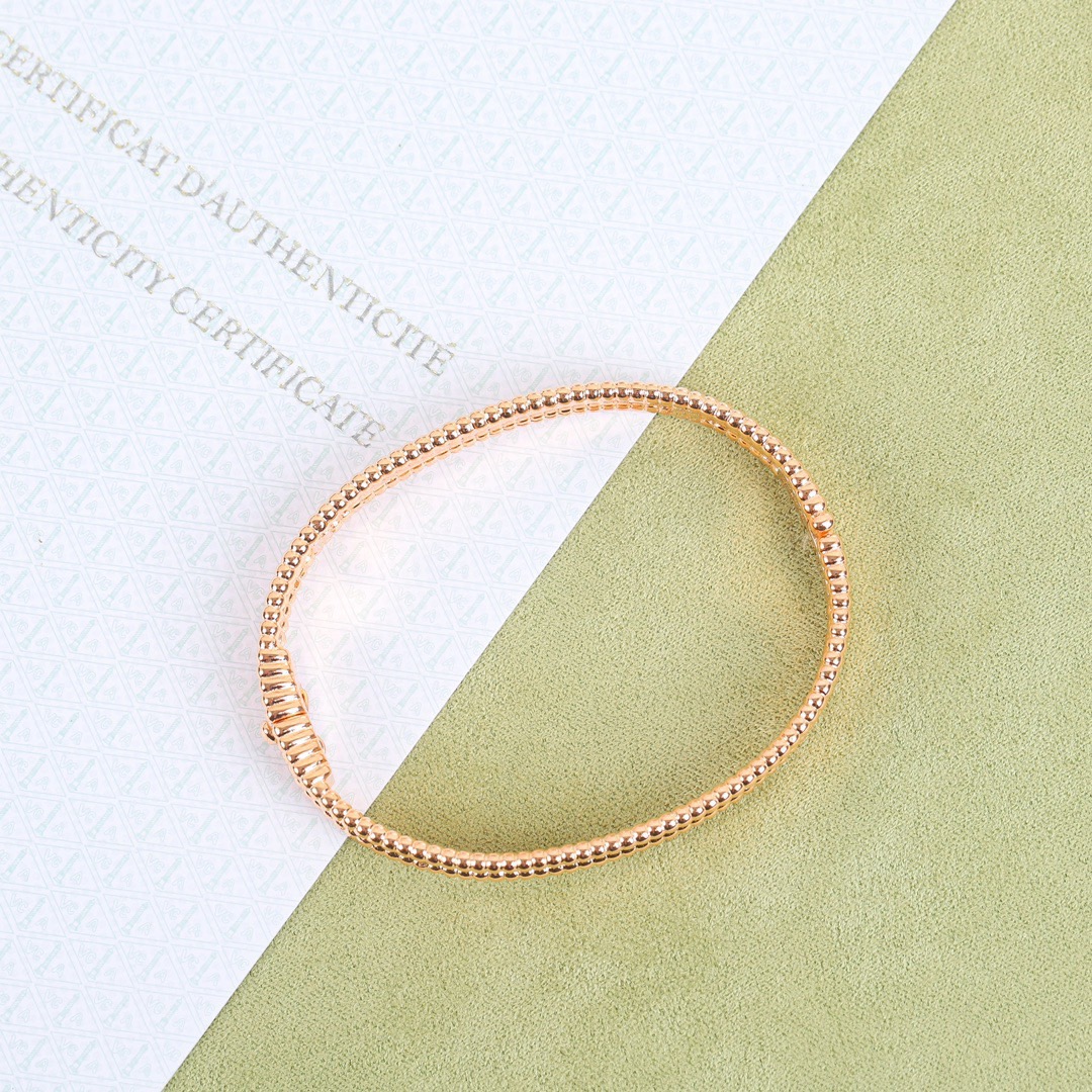 V*n Cl**f &arpels bracelet