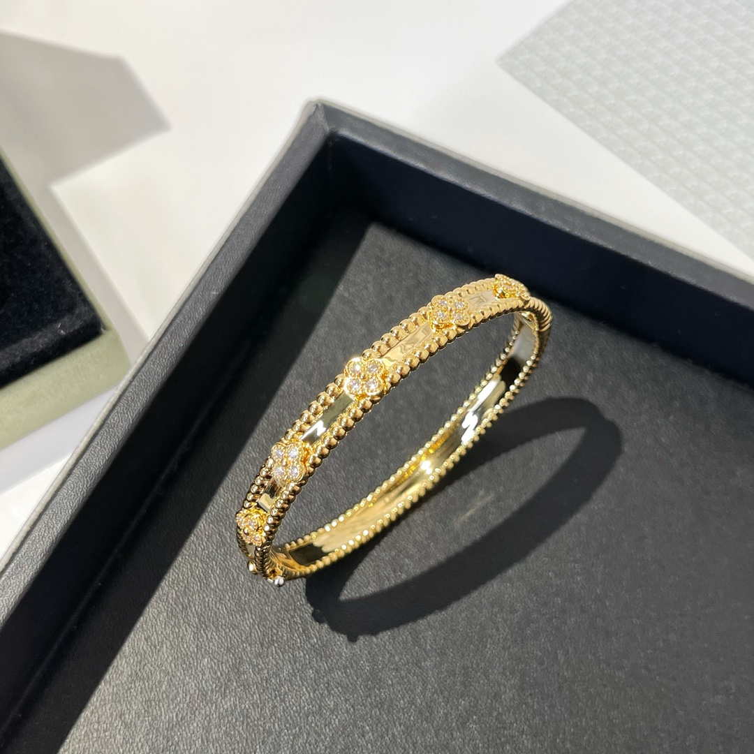V*N CL*F &arpels bracelet