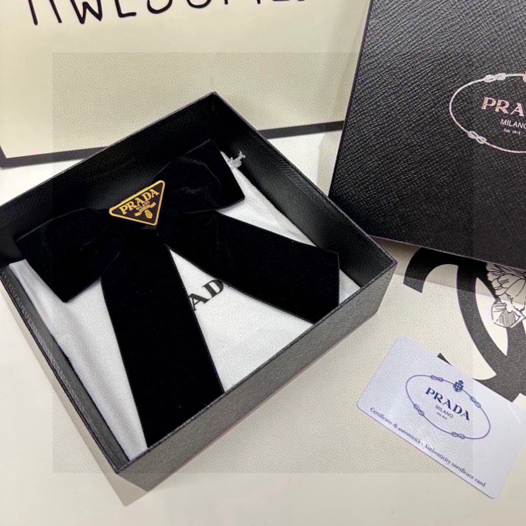 Pra*a triangle-logo bow velvet hair clip | black