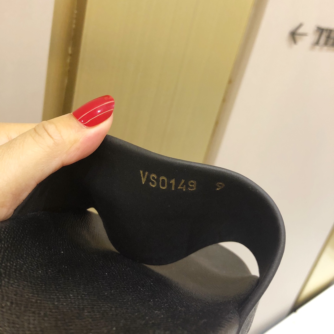 l0*is V*t0n slippers