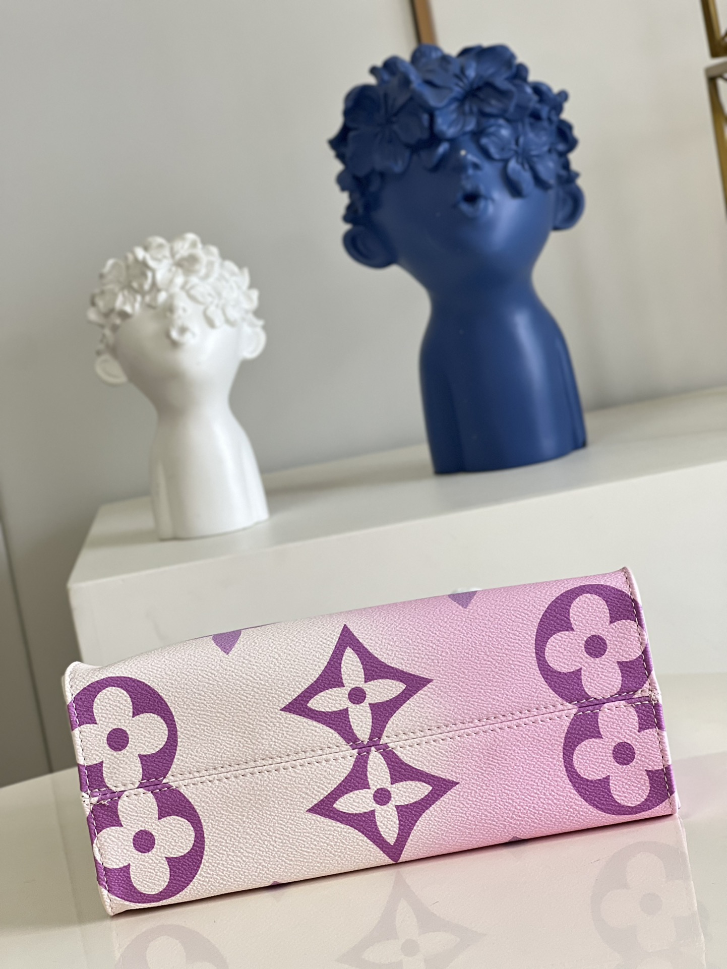 l0*is V*t0n onthego handbag-25*19*11.5 cm