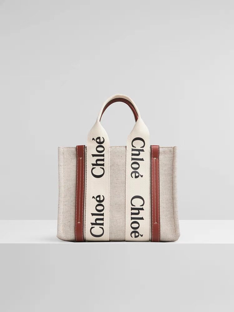 Ch10e woody tote bag