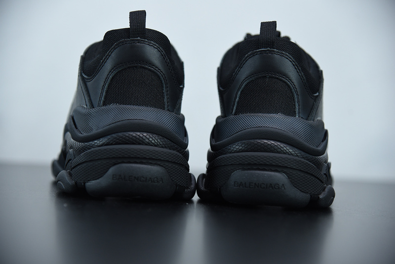 Ba*len*cia*ga triple s