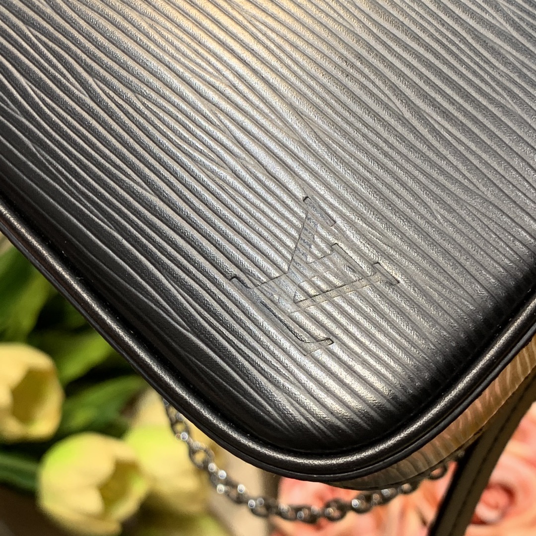 l0*is V*t0n easy pouch on strap-19*11.5*3cm