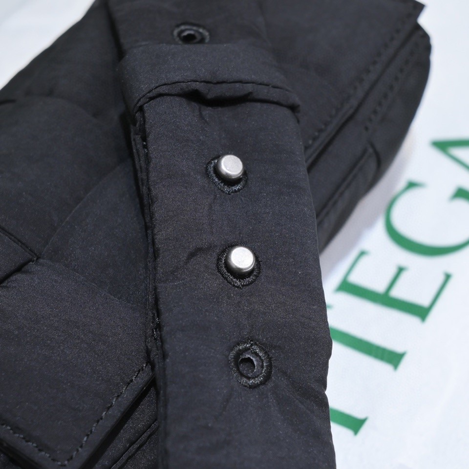 bo*te*ga Ve*ne*ta cassette bag-10x19x5cm