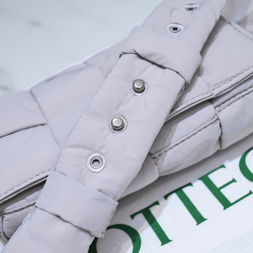 bo*te*ga Ve*ne*ta cassette bag-10x19x5cm