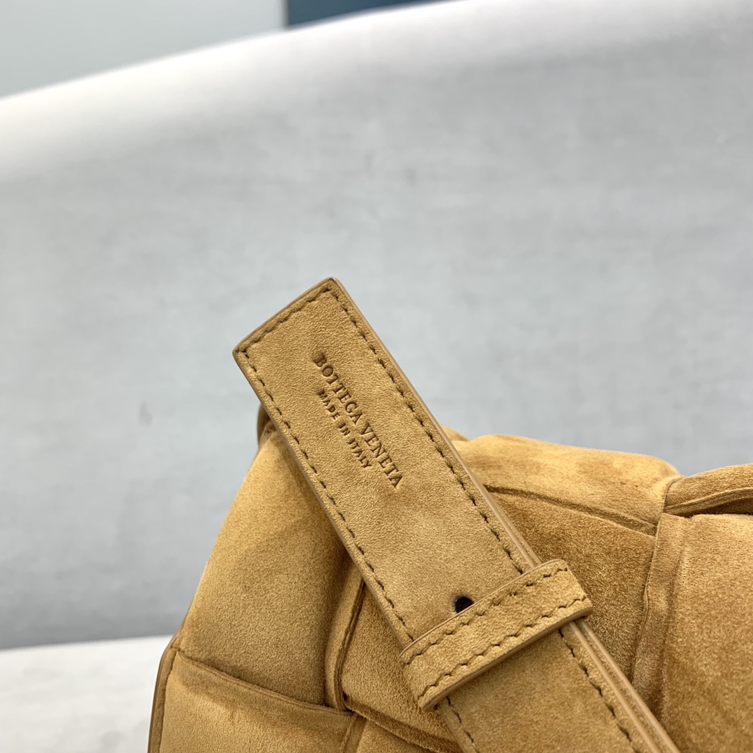 bo*te*ga Ve*ne*ta padded cassette bag-26*18*8cm