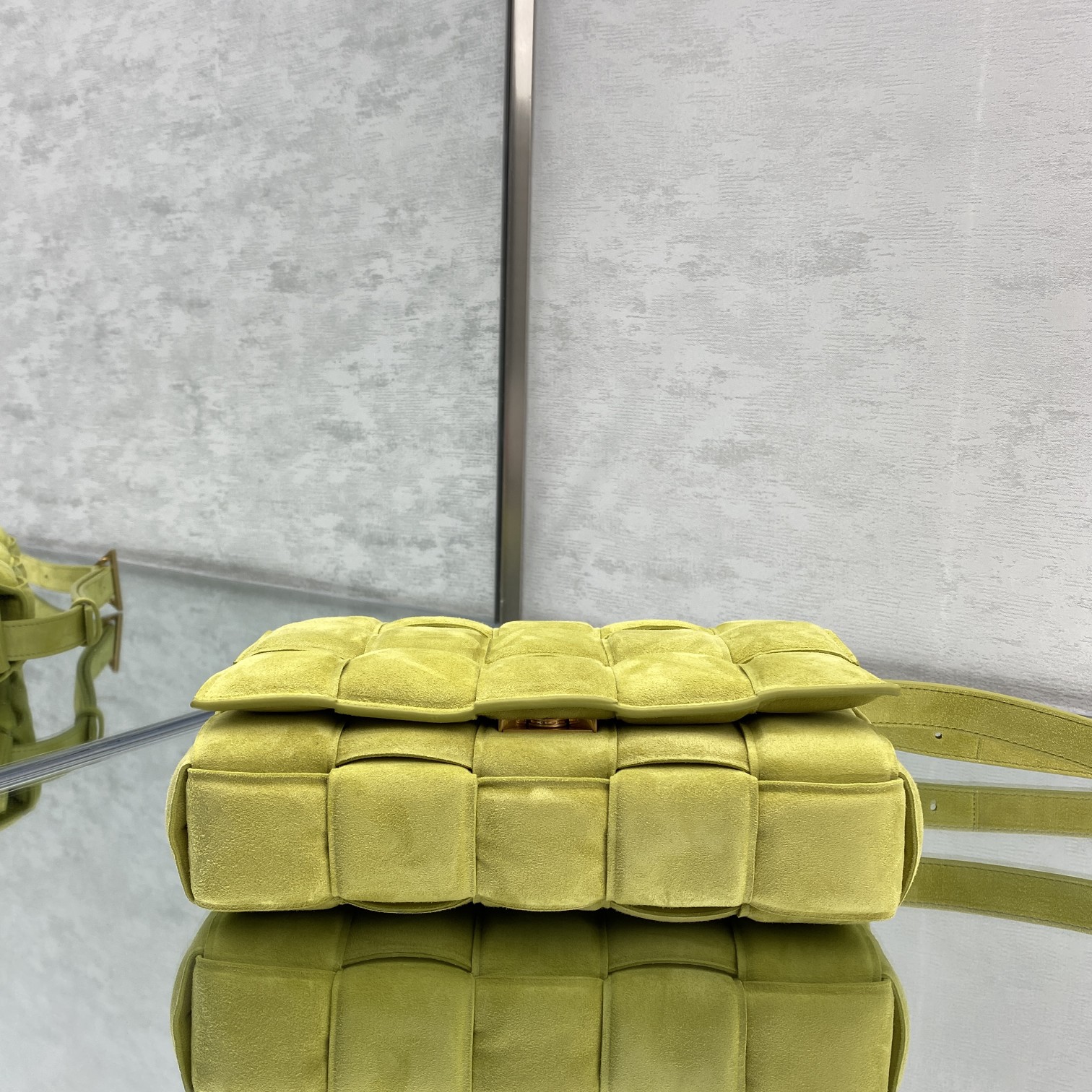 bo*te*ga Ve*ne*ta padded cassette bag-26*18*8cm