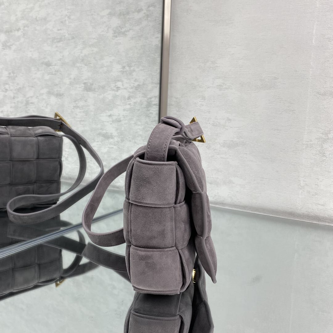 bo*te*ga Ve*ne*ta padded cassette bag-26*18*8cm