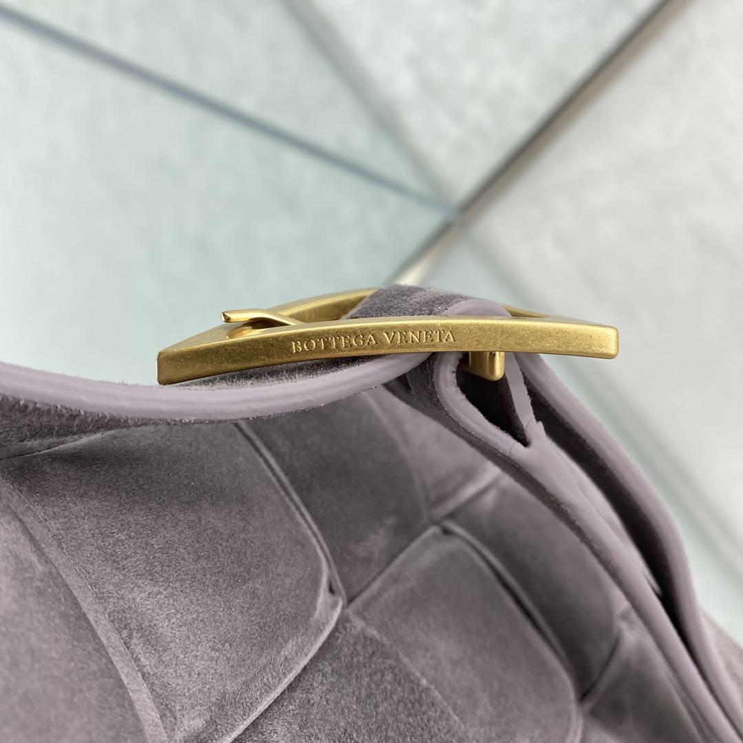 bo*te*ga Ve*ne*ta padded cassette bag-26*18*8cm