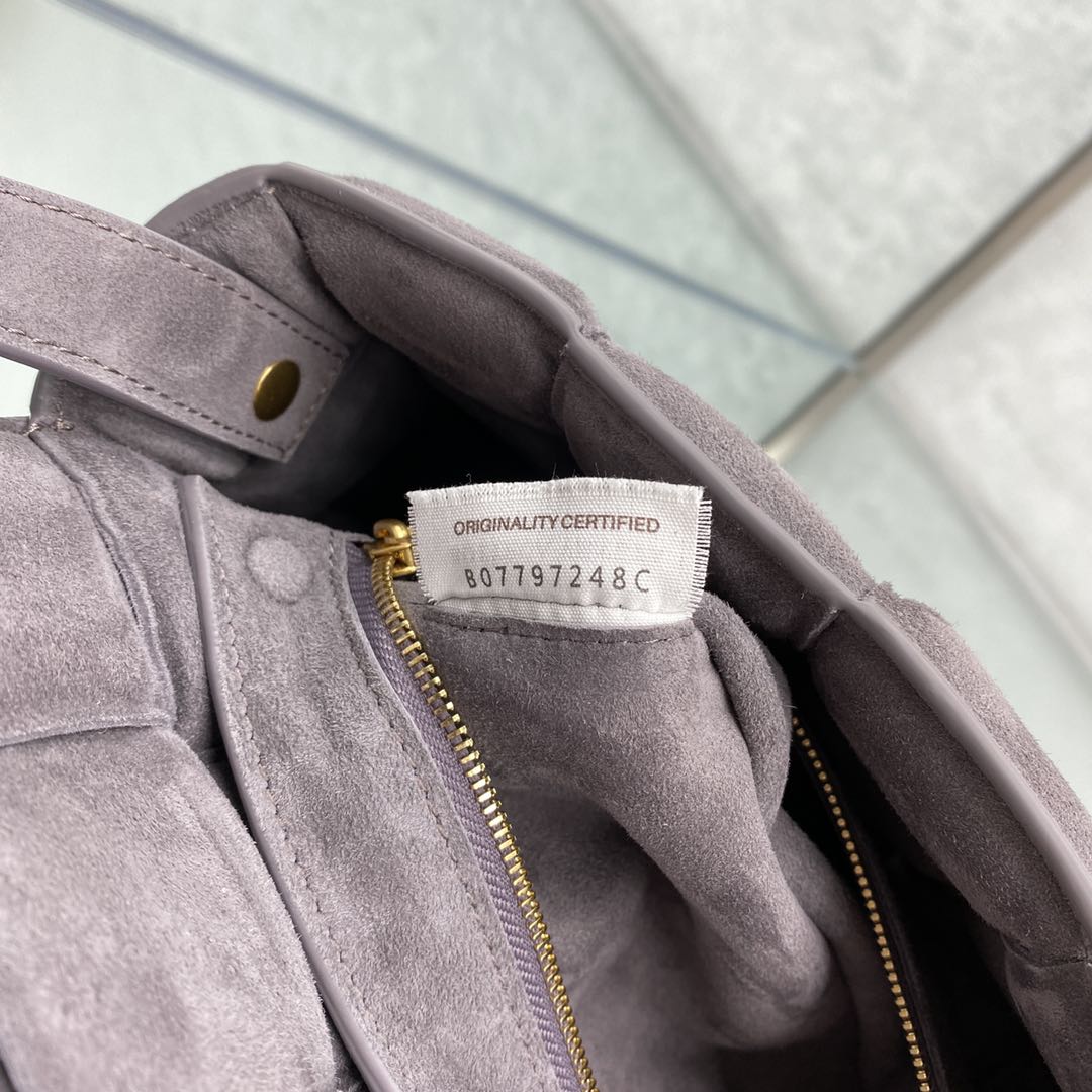 bo*te*ga Ve*ne*ta padded cassette bag-26*18*8cm