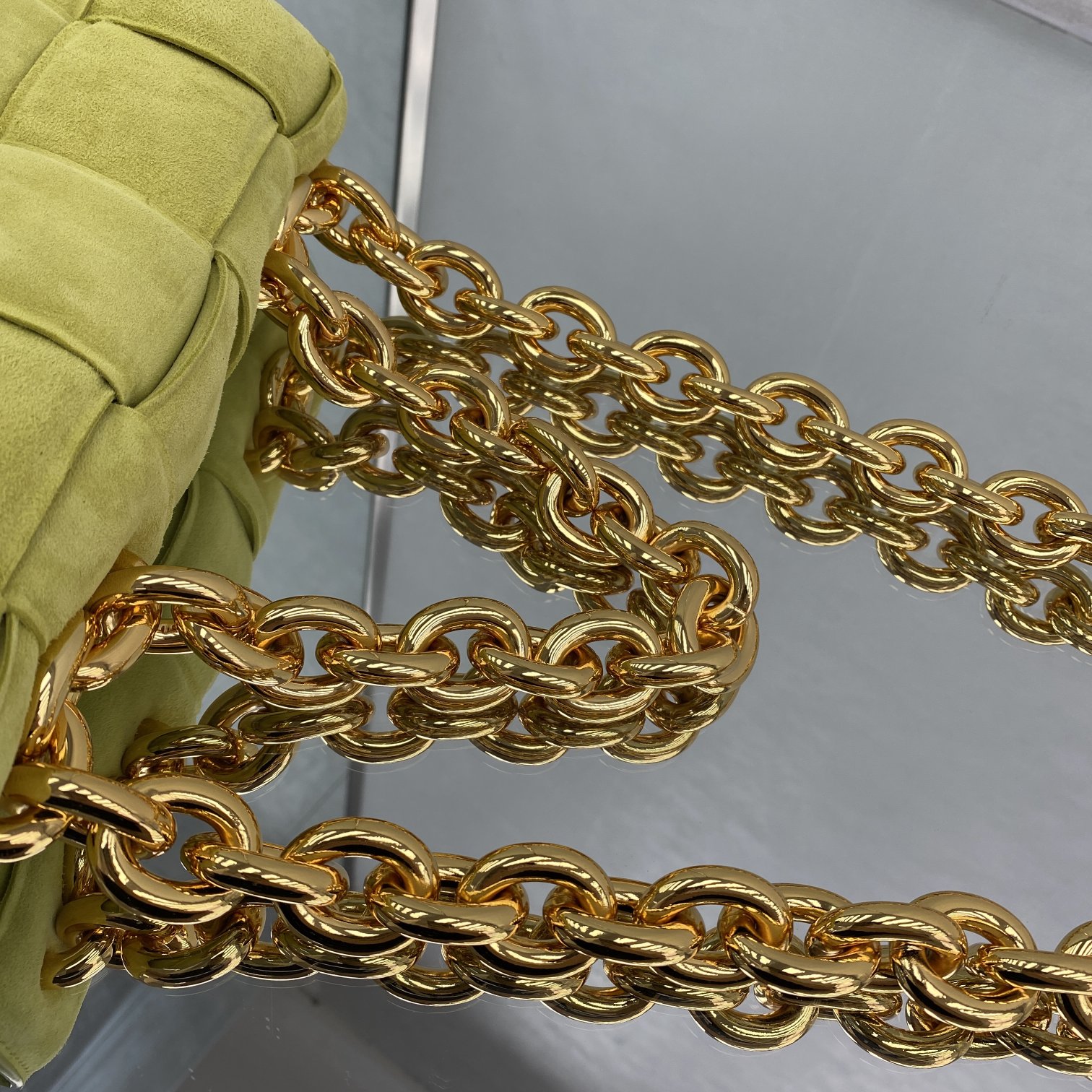 bo*te*ga Ve*ne*ta padded cassette bag-26*18*8cm