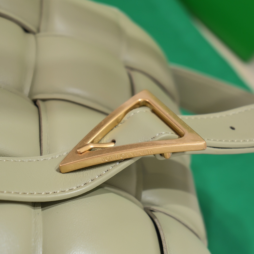 bo*te*ga Ve*ne*ta padded cassette bag-26*18*8cm