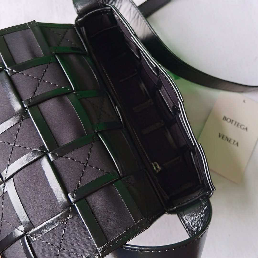 bo*te*ga Ve*ne*ta cassette bag-17.5x10.5x3.5cm