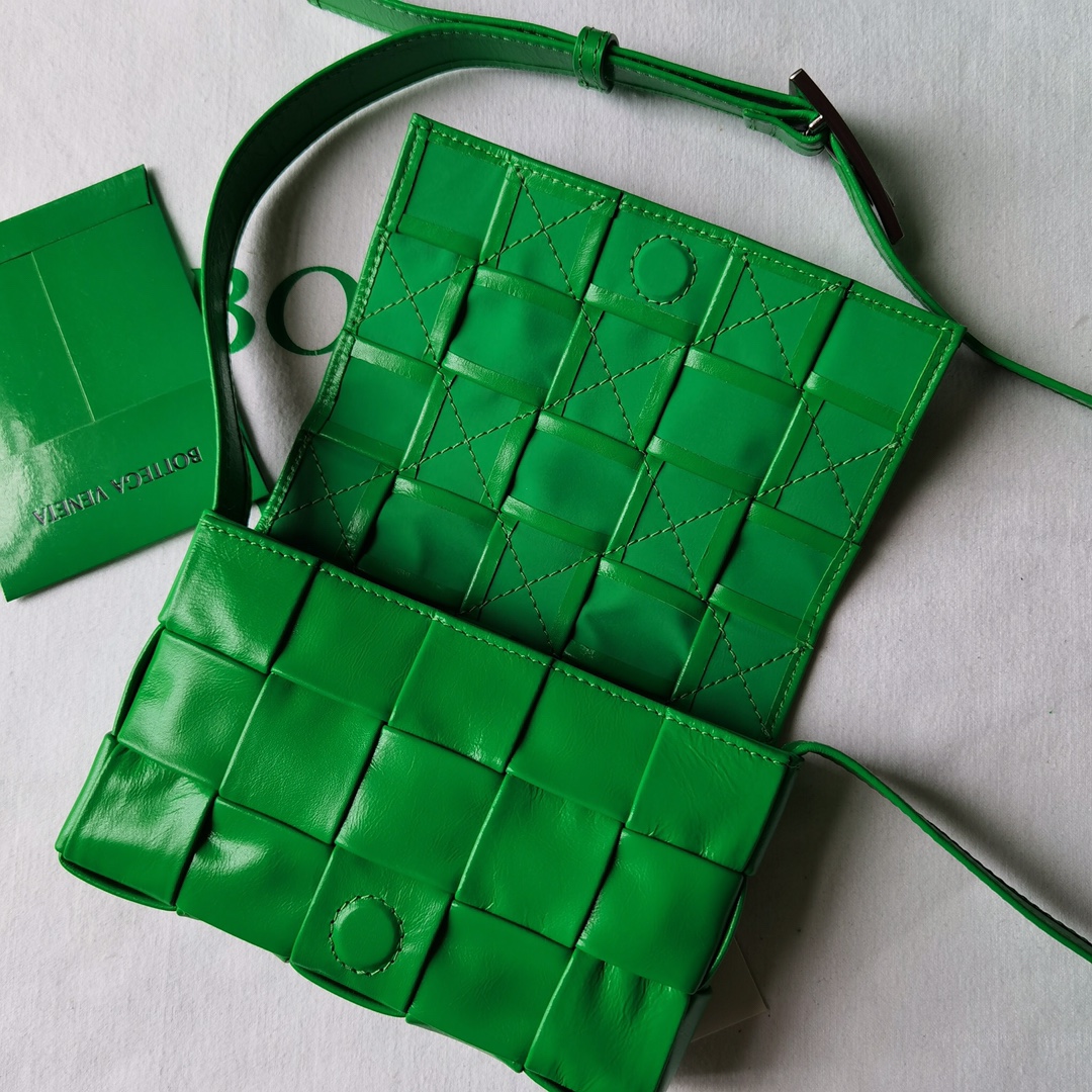 bo*te*ga Ve*ne*ta cassette bag-17.5x10.5x3.5cm