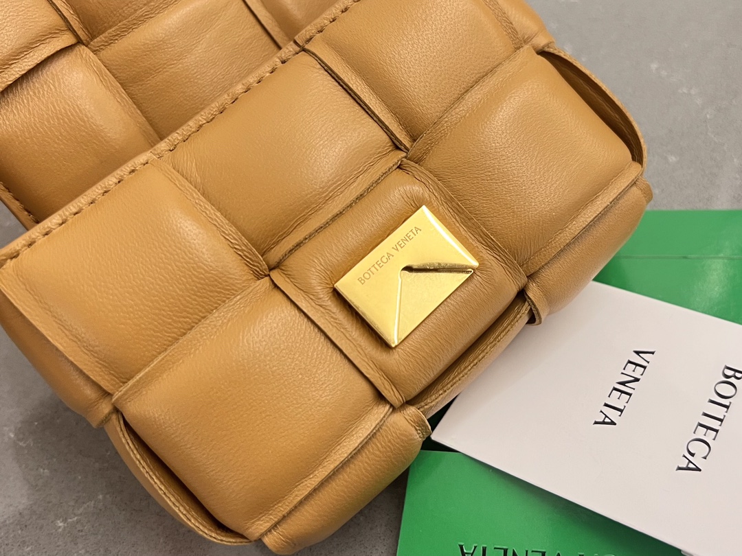 bo*te*ga Ve*ne*ta padded cassette bag-12*8*4cm