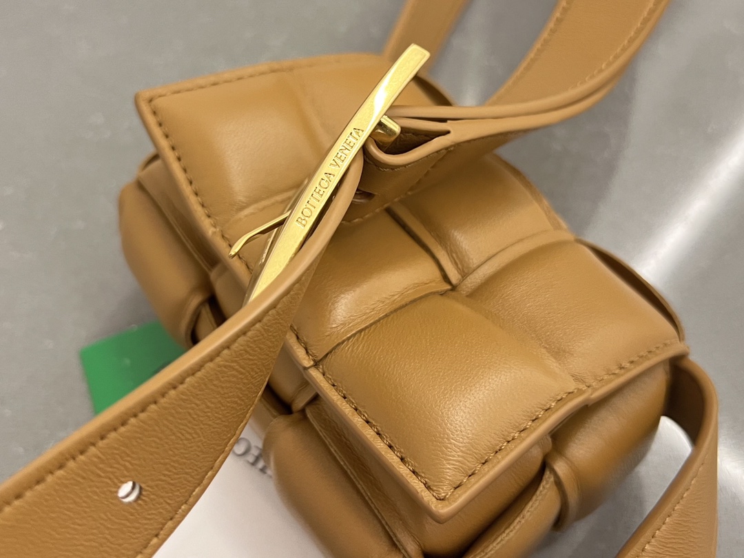 bo*te*ga Ve*ne*ta padded cassette bag-12*8*4cm