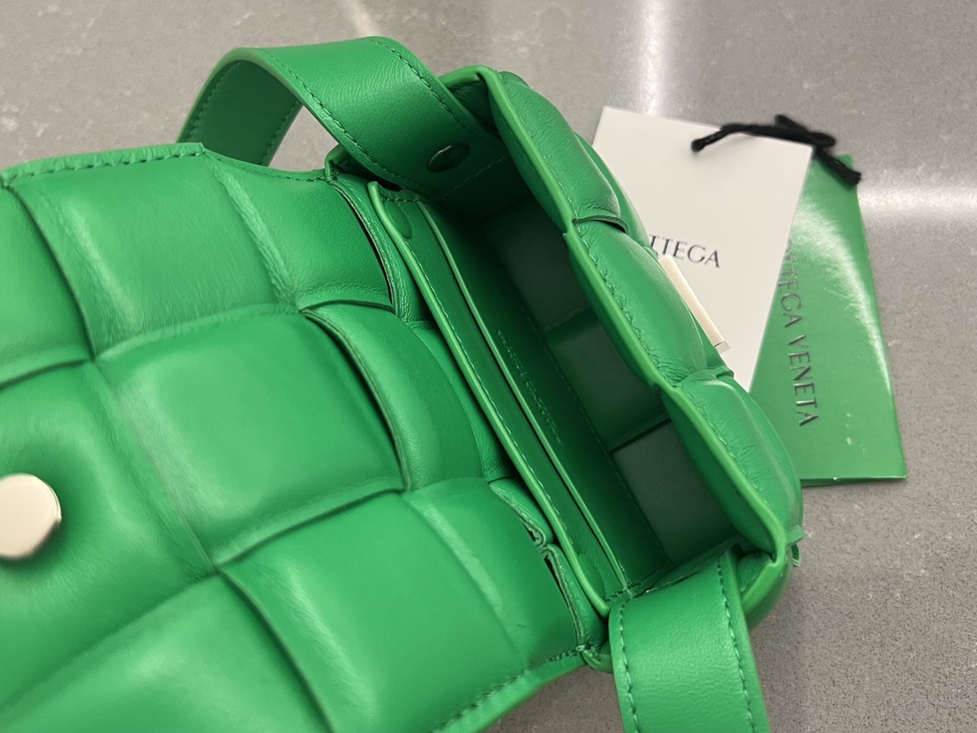 bo*te*ga Ve*ne*ta padded cassette bag-12*8*4cm