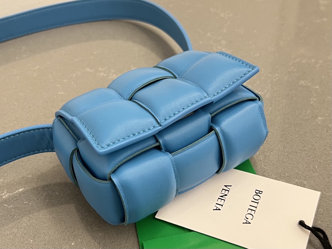 bo*te*ga Ve*ne*ta padded cassette bag-12*8*4cm