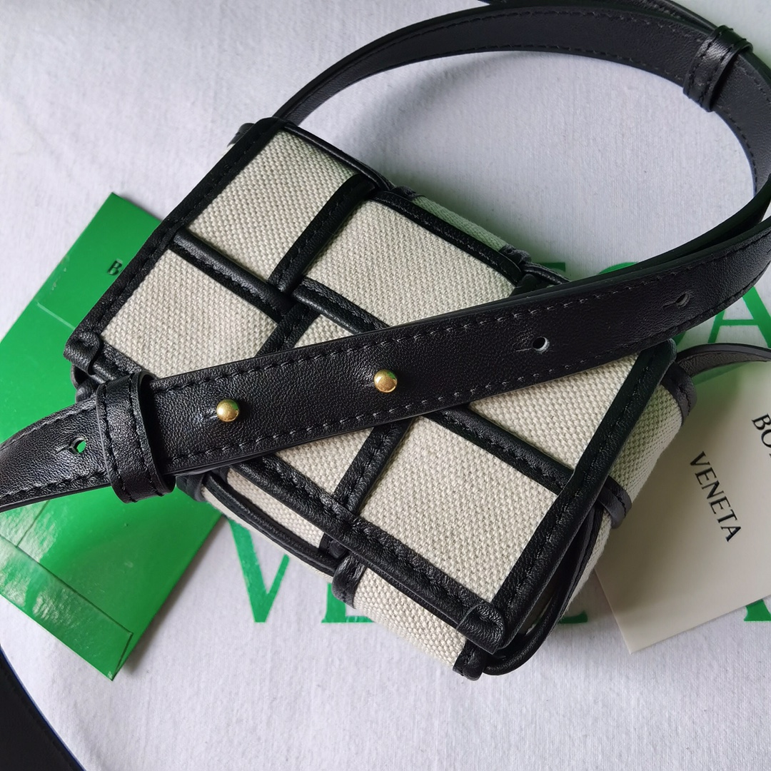 bo*te*ga Ve*ne*ta cassette bag-12x8x4cm