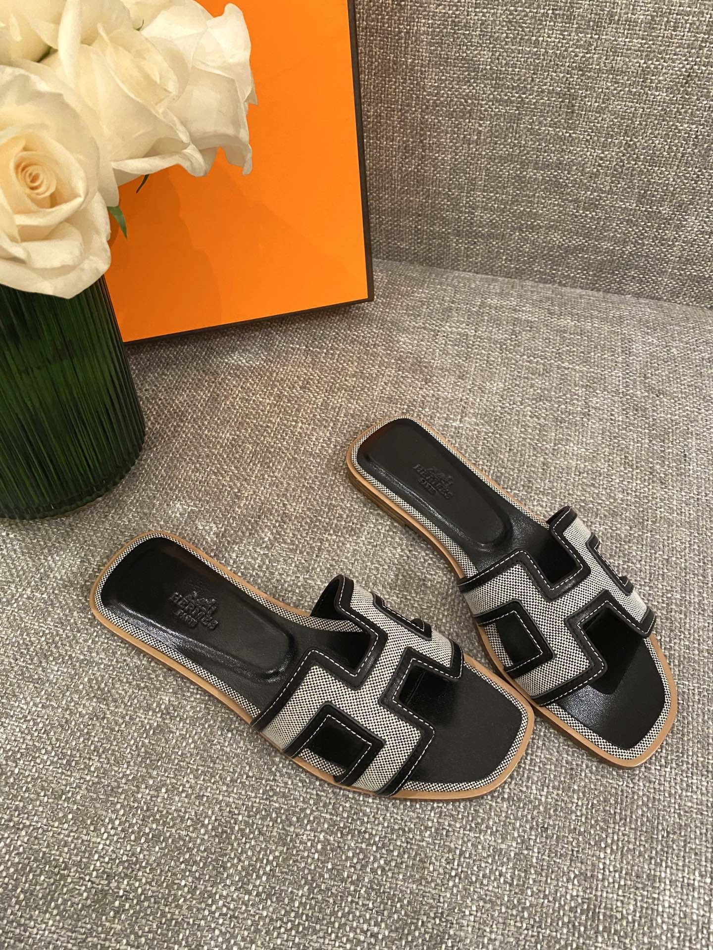 H**mes slippers